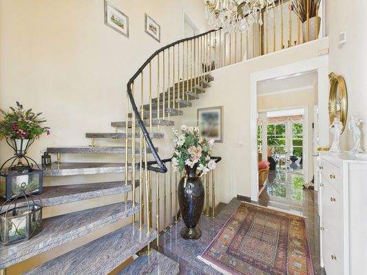 Flur im EG mit Treppe in das OG