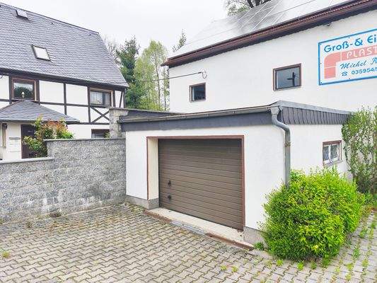 Haus Garage zur Straßenseite