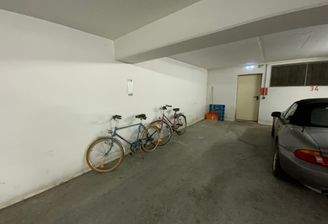 Perfekter Stellplatz, um Ihr Zweirad trocken zu halten - Schmaler Stellplatz in zentraler Lage