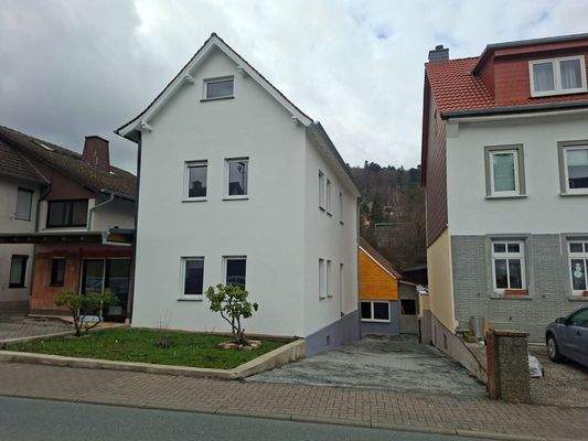 Wohnhaus mit Vorgarten