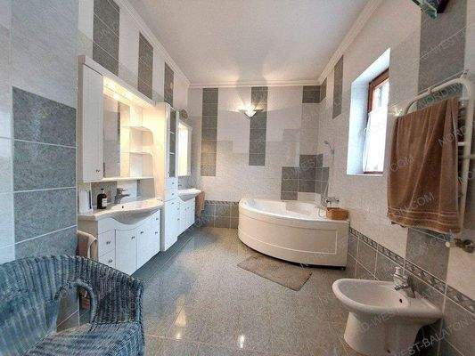 Bad mit Wanne und Dusche