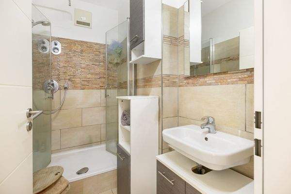 Badezimmer mit Dusche