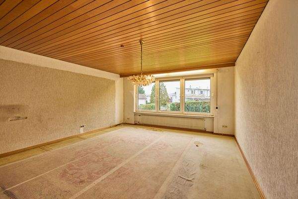 Großzügiger Wohnbereich mit Blick in den Garten