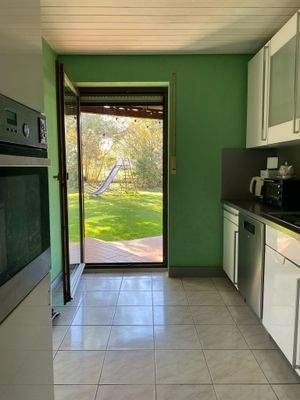 Küche mit Zugang zur Terrasse