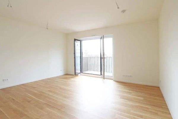 Wohnzimmer mit Balkon