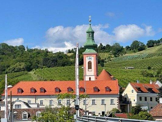 Aussenansicht mit Kirche