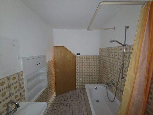 Bad mit Wanne u. WC EG