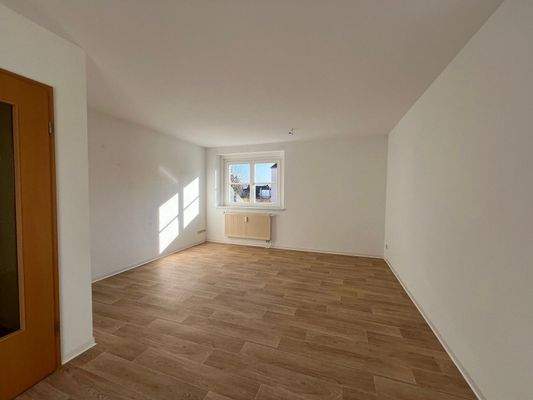 geräumiges Wohnzimmer