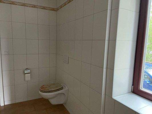 Bad mit Dusche, WC und Waschbecken