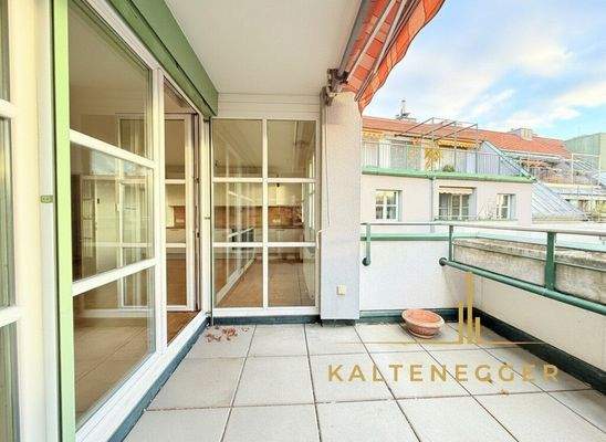 Loggia 8,99 m² mit Blick in den weitläufigen Innenhof mit Gärten