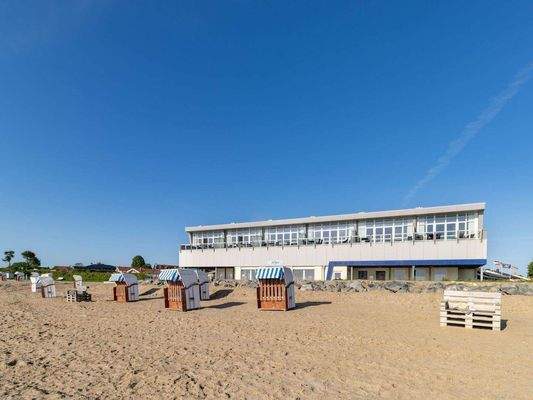 Ansicht des Gebäudes vom Strand