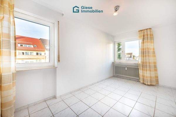 Raum mit zwei Fenstern