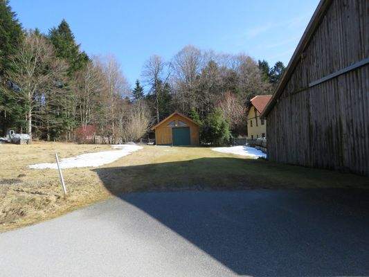 befestigte Zufahrt zur Halle 