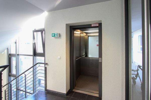 Treppenhaus mit Aufzug