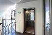 Treppenhaus mit Aufzug