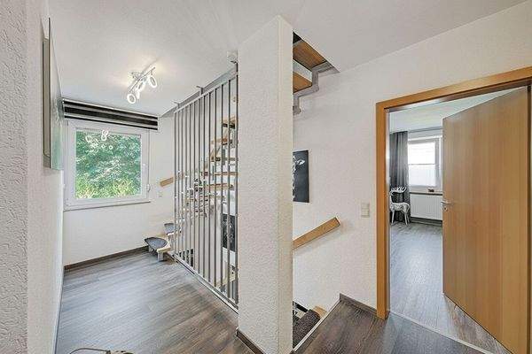 Flur mit Treppe ins Dachgeschoss