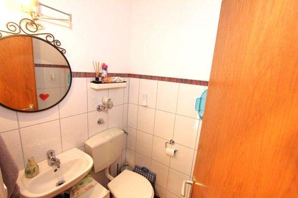 ... praktisches separates WC ...