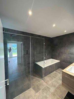 Bad mit Wanne und Dusche