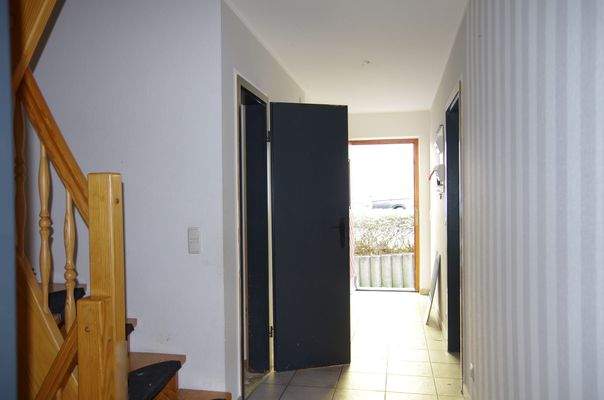 Flur im EG mit Treppenaufgang ins OG