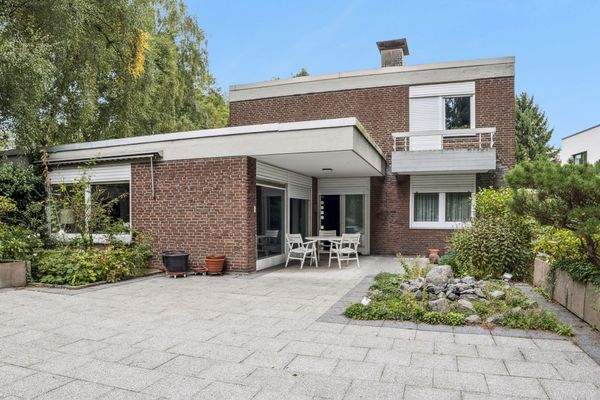 Blick aus dem Garten auf Rückansicht und Terrasse