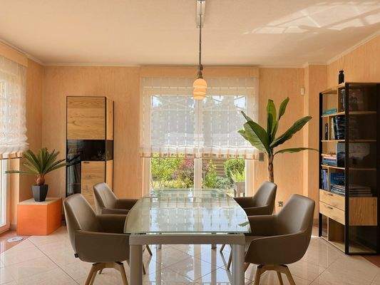 Esszimmer mit direktem Zugang zur Terrasse