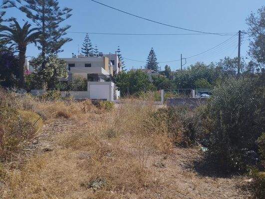 Grundstück mit großer Bebauung in Strandnähe auf Kreta zum Verkauf