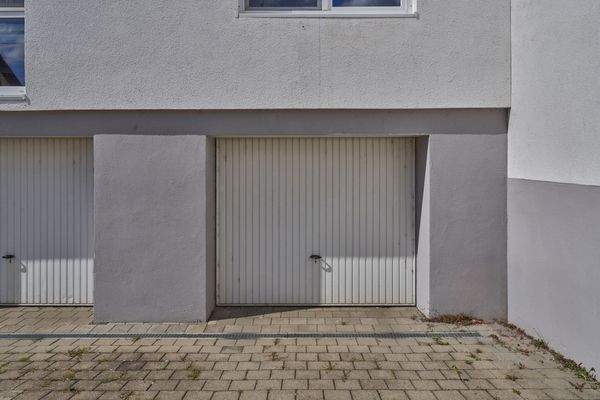 Die geräumige Garage ist im Preis inklusive