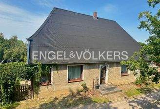 Frontansicht mit Eingangsbereich