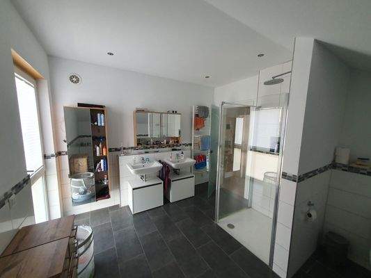 Bad DG mit Dusche + 2 Wbecken