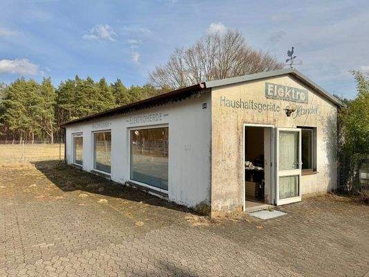 Gewerbegebäude an der Straße