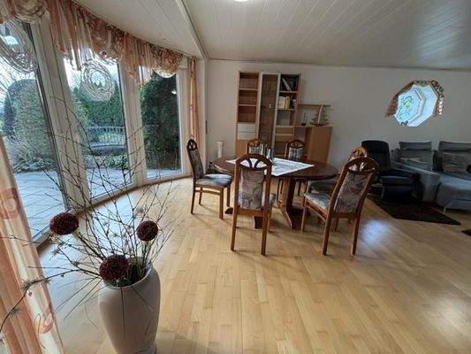 Erker mit bodentiefen Fenstern