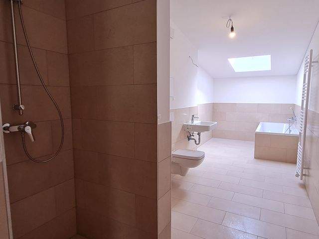 Schicke 4- Zimmerwohnung mit Parkett, Einbauküche, Balkon u. guter Energieeffizienz - Foto 4