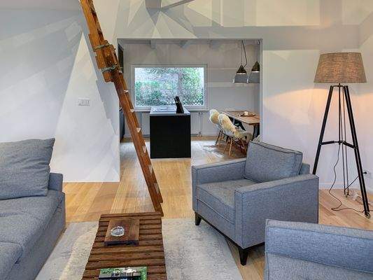 5. Blick vom Wohnzimmer in die angrenzende Küche.jpg