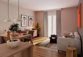 Das Wohnzimmer wird durch bodentiefe Fenster hell erleuchtet