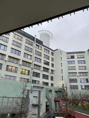 Gebäudeansicht mit Turm