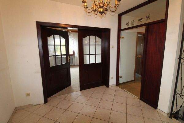 6 - Türen zum Wohnzimmer und 3 Schlafzimmern