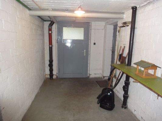 Keller mit Tür zum Hof