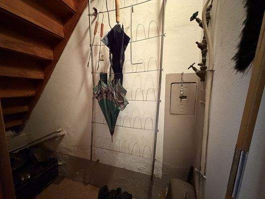 Abstellfläche unter Treppe