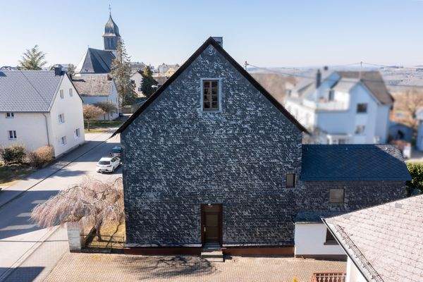 Giebelseite (mit Kirche)