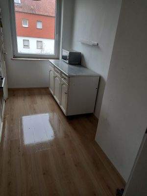 Kleine Küche mit Fenster