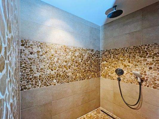 Dusche im Wellnessbereich 