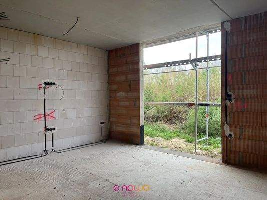 34 m² Wohnfläche! Mit Zugang in den Garten und auf die Terrasse: das Wohnzimmer mit Küche (Baufortschritt 25.09.2025)