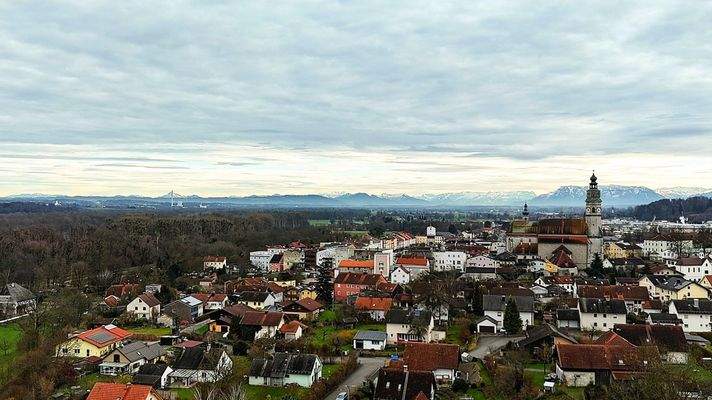 Altstadt und Bergkulisse