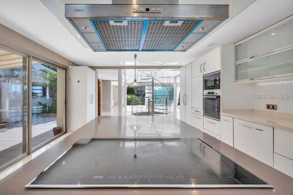 Open kitchen in villa in Costa d'en Blanes 3
