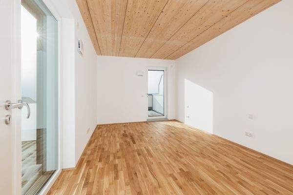 Schlafzimmer mit Zugang zu Balkon u. Dachterrasse