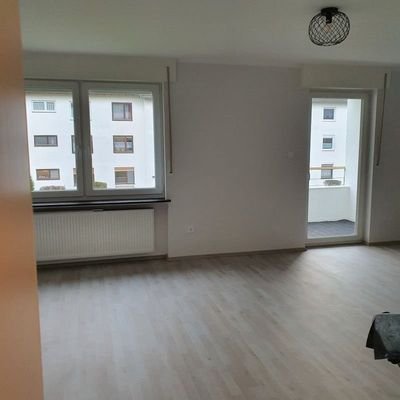 Wohnzimmer mit Balkon.jpg