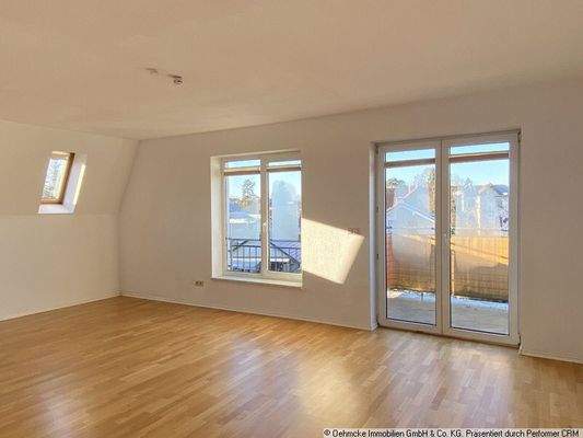 Wohnzimmer mit Balkon