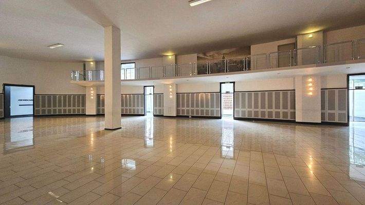 Ellipsenförmiger Raum mit Blick auf Galerie