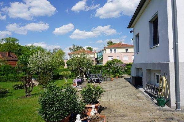Terrasse neben dem Haupthaus