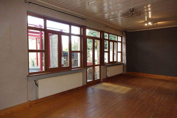 Wohn-Esszimmer mit Glasfront